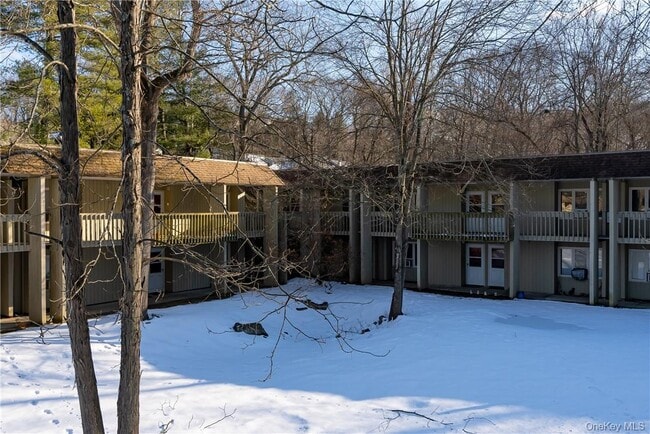 Building Photo - 10 Wild Oaks Rd