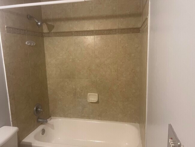Foto del edificio - 2073 E Bond Dr