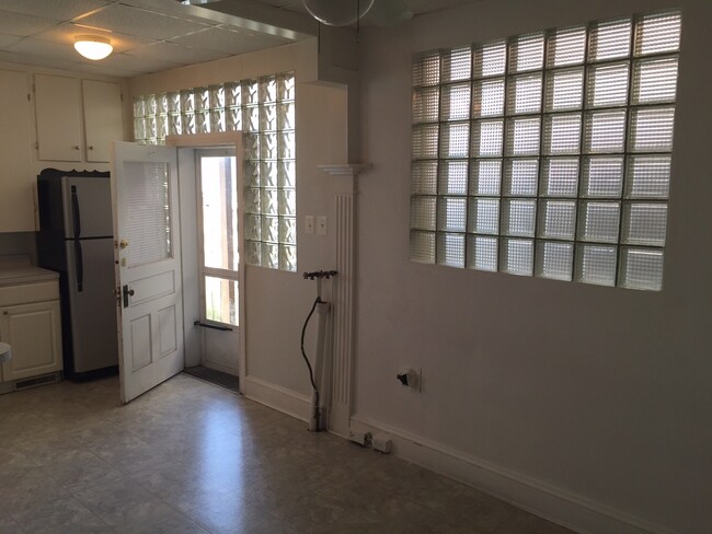 Building Photo - 1st Floor Apartment on the Avenues! A/C, Y...