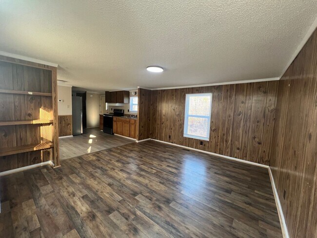 Building Photo - Move-in Ready - 3 Bed/1.5 Bath Home - Front and Back Decks - Quiet Street - Close to Mazeppa Park