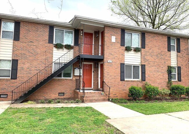 Building Photo - 813 S Blount St #C
