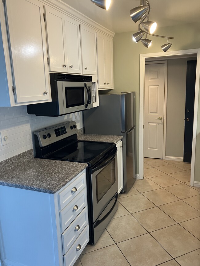 Building Photo - 2700 Melendy Dr