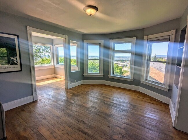 Building Photo - 1802 W 3rd St