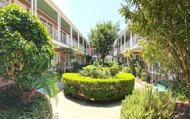 Foto del edificio - 1749 N Sycamore Ave