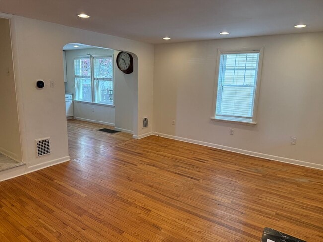 Foto del edificio - Newly Renovated 3-Bedroom, 1-Bathroom End-Row Townhome with Bonus Room & Backyard!