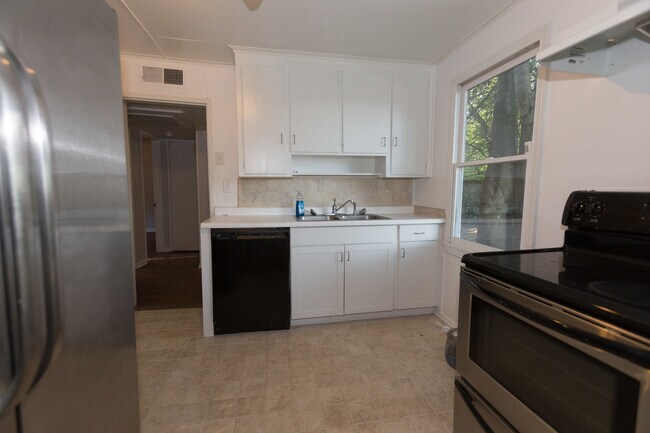 Building Photo - 2 BR House