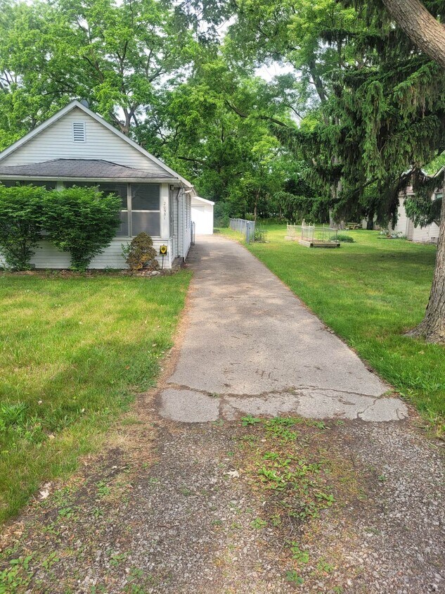 Primary Photo - 20951 Van Buren St