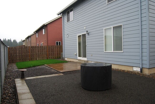 Foto del edificio - Well Maintained 3 Bedroom 2.5 Bath Newberg OR