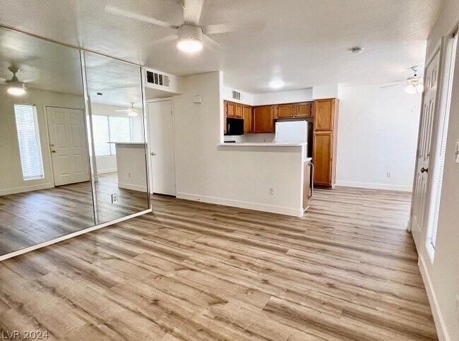 Foto del edificio - 3425 E Russell Rd