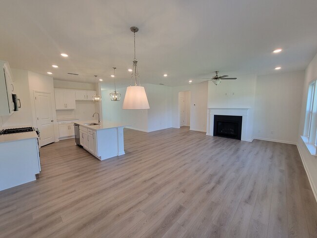Vista de la sala de estar y la cocina desde el área del desayunador. - 215 Foxhill Dr