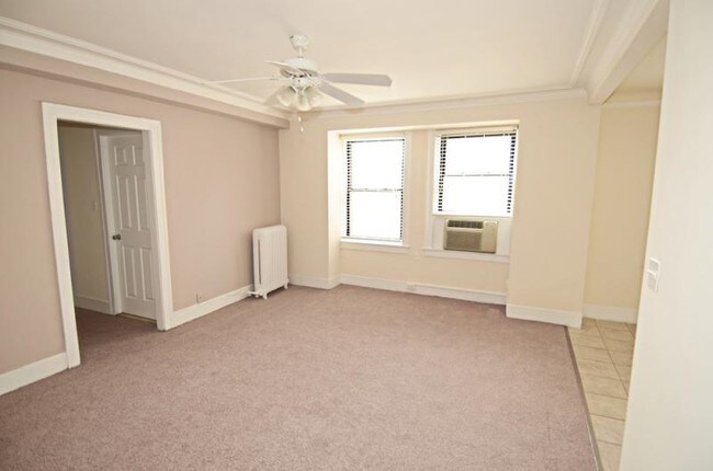 Foto del edificio - 2770 N Pine Grove Ave