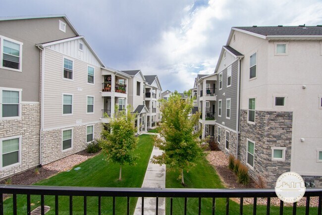 Building Photo - Stunning Lakefront 3-Bed, 2-Bath Condo in ...