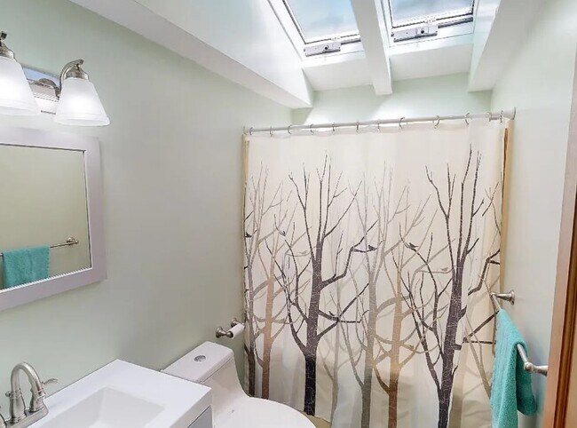 Foto del edificio - Prime Derry Location: Classic 3Bed, 3Bath Home