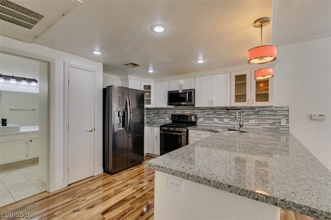 Building Photo - 3400 Cabana Dr