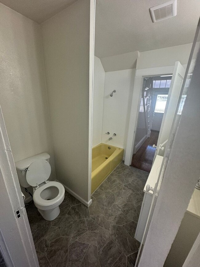 Building Photo - 3 Bedroom 1 Bath