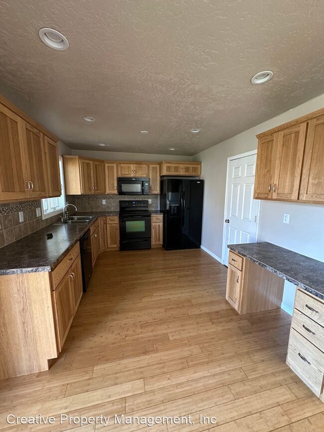 Building Photo - 3 br, 2 bath House - 25 Oak Drive