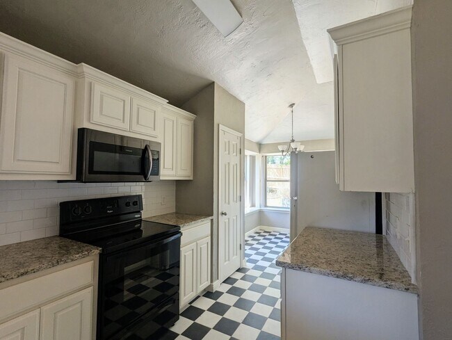 Foto del edificio - Well-Maintained 3 Bed Home in Edmond | Pet Friendly + Fenced Yard