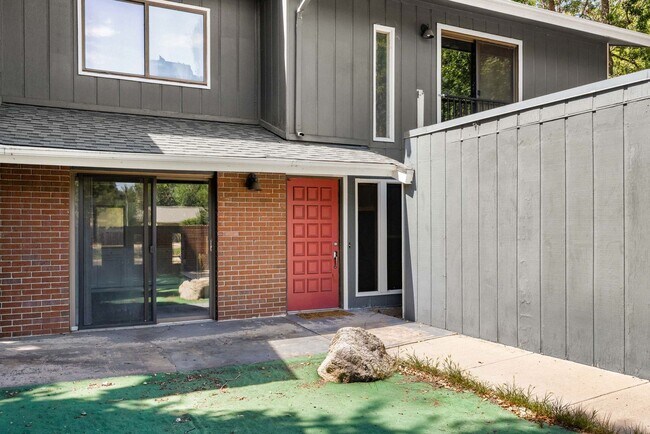 Foto del edificio - 859 Roxwood Ln