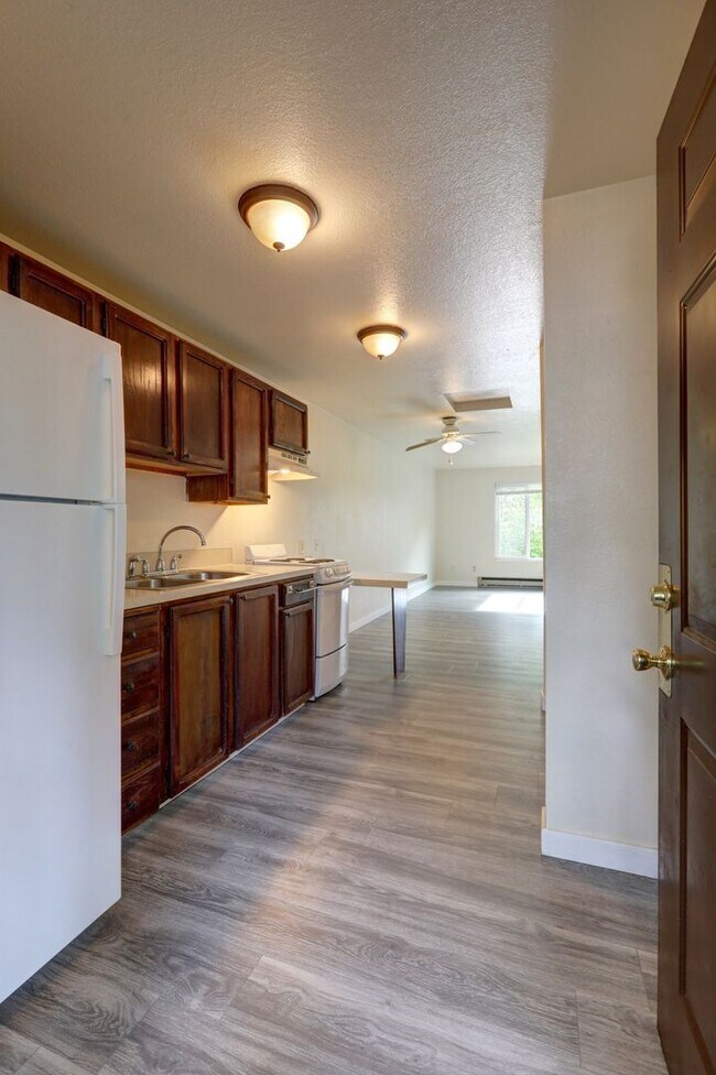 Foto del edificio - 1 Month Free!! Nice Corner Unit Studio Apartment, Great Location!
