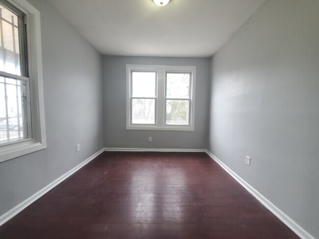 Building Photo - 382 S 10th St