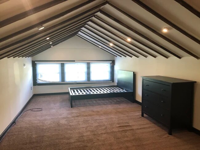 Foto del edificio - 629 N College Ave