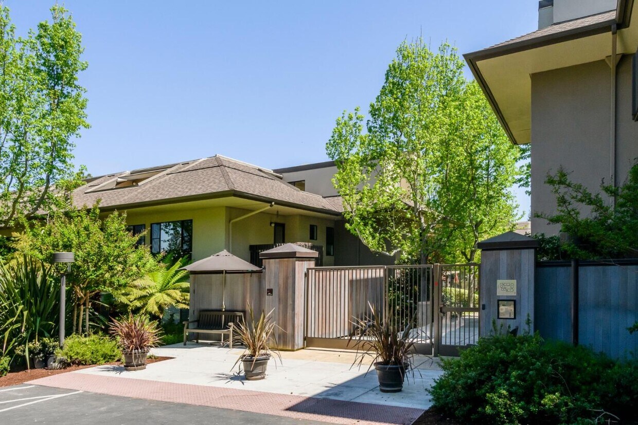 Building Photo - 2140 Santa Cruz Ave