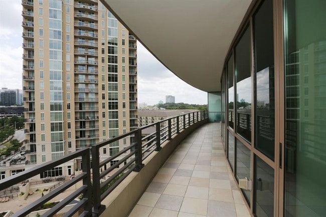 Building Photo - 700 Park Regency Pl NE