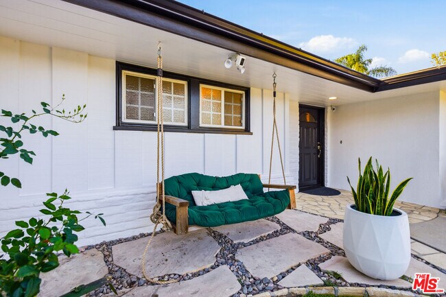 Foto del edificio - 22428 Victory Blvd