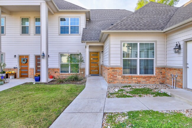 Building Photo - Beautiful Condo in Gated Community