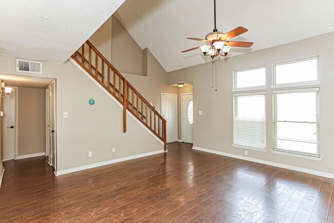 Building Photo - 511 Rosewood Ln