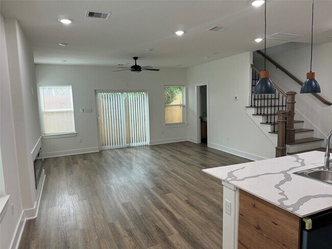Building Photo - 851 S Victory Dr