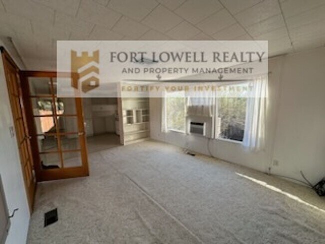 Building Photo - 2 Bed/1 Bath Washer and Dryer/Private Yard