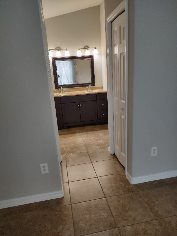 Building Photo - 15 Fernon Ln