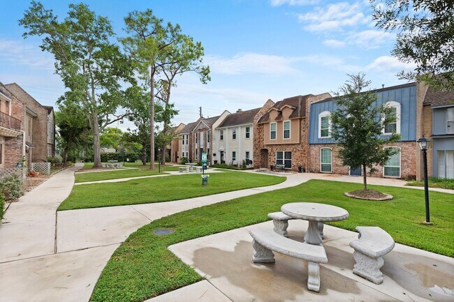 Building Photo - 10728 Briar Forest Dr