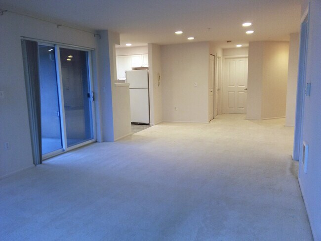 Building Photo - 4343 Roosevelt Way NE