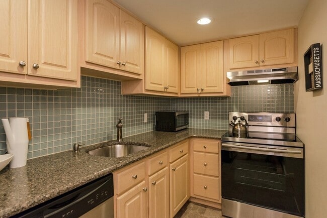 Building Photo - 390 Riverway
