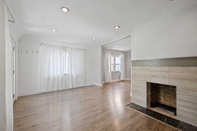 Building Photo - Beautiful Home in Amazing Salt Lake Location!