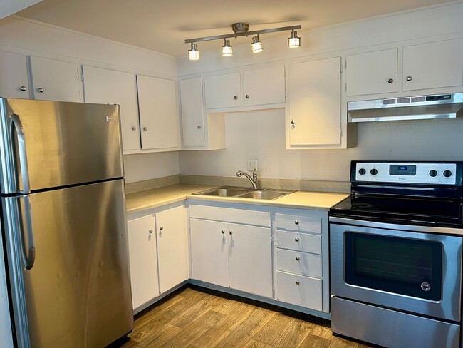 Building Photo - Spacious 2-bedroom 1.5 bath unit available in Westminster