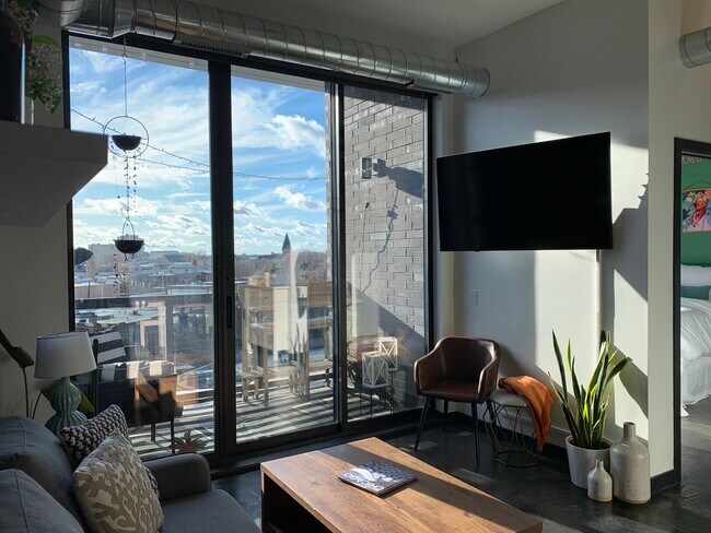 Foto del edificio - 1647 N Milwaukee Ave
