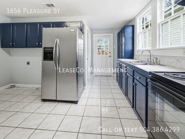 Building Photo - 1656 Pleasure St