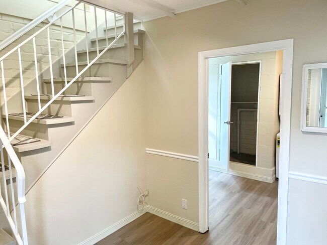 Building Photo - 324 Oak Terrace Ave
