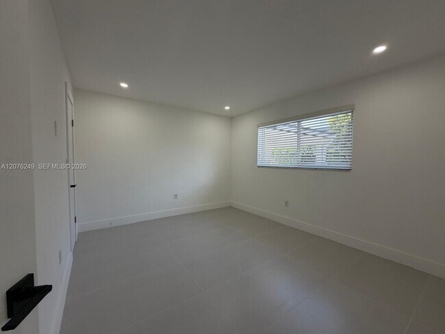 Foto del edificio - 501 NW 25th Ct