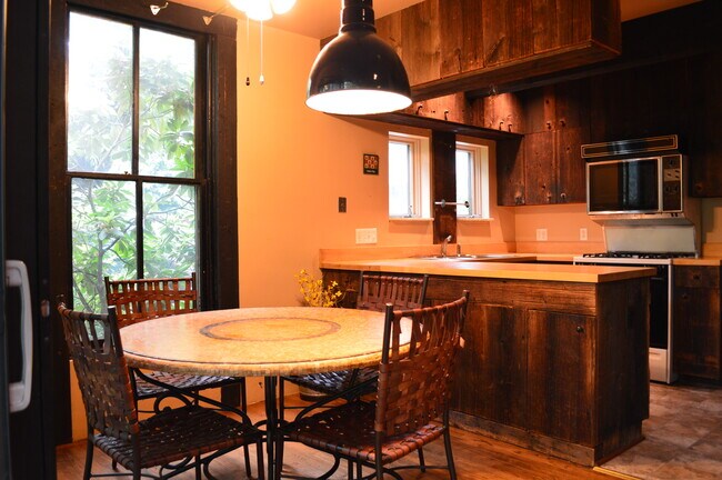 Eat-in kitchen - 6220 Sellers Street