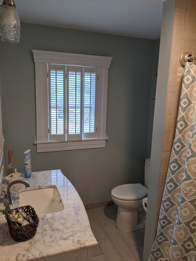 Baño: Tocador de mármol - 122 Oakwood Ave