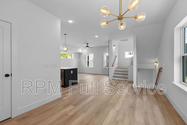 Building Photo - 1241 N Avondale Cir