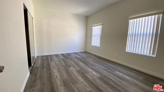 Foto del edificio - 1035 Irolo St