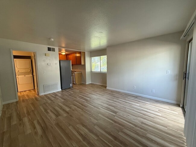 Building Photo - 2402 Sunny Slope Dr