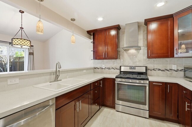 Foto del edificio - Condo, updated kitchen, garage