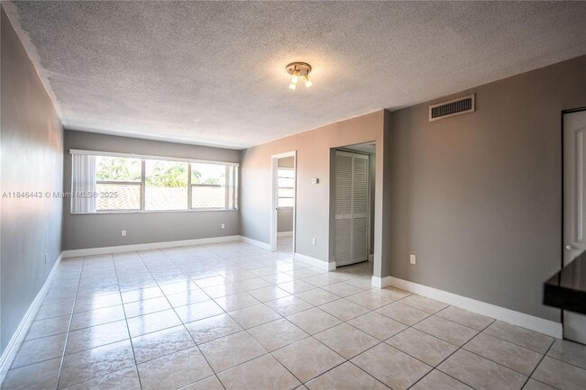 Building Photo - 2150 Bay Dr