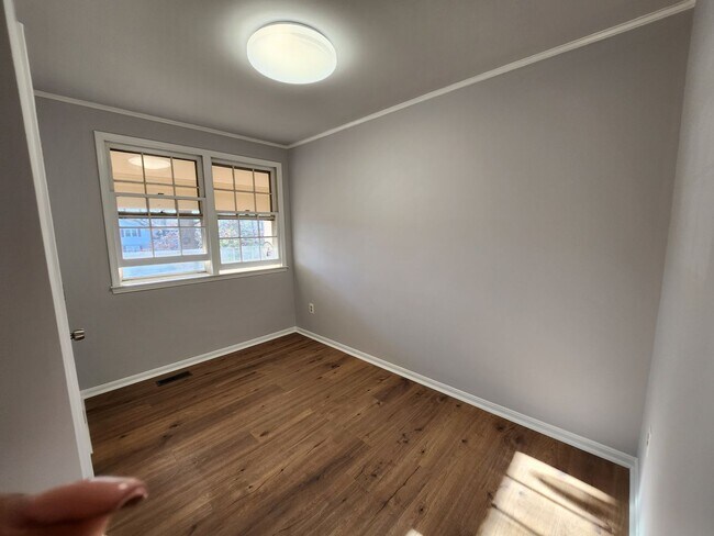 Foto del edificio - Room for rent in a 4 BD 2.5 BA Kings Park West Home
